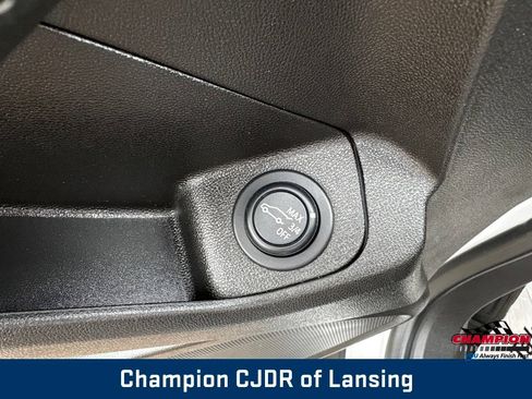 Used 2023 GMC Terrain SLE w/ Driver Convenience Package AWD/4WD image 16