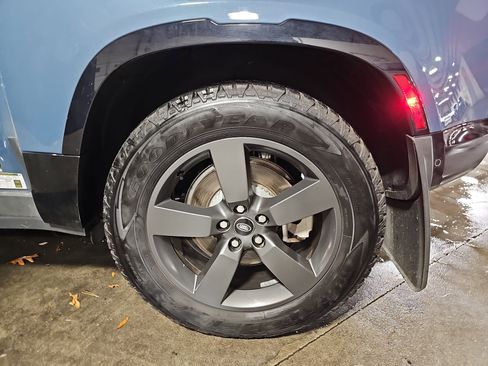 Used 2025 Land Rover Defender 90 X-Dynamic SE image 36