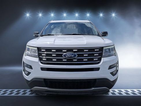 Used 2017 Ford Explorer XLT FWD image 8
