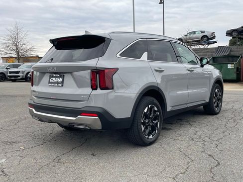 Used 2025 Kia Sorento S image 8