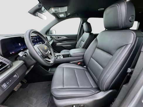 Used 2025 Chevrolet Traverse LT FWD image 13