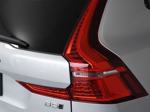 Used 2025 Volvo XC60 B5 Plus image 32