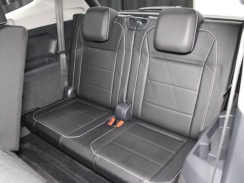 Used 2021 Volkswagen Tiguan SE w/ Panoramic Sunroof Package FWD image 22