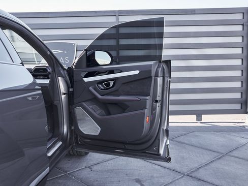 Used 2021 Lamborghini Urus image 20