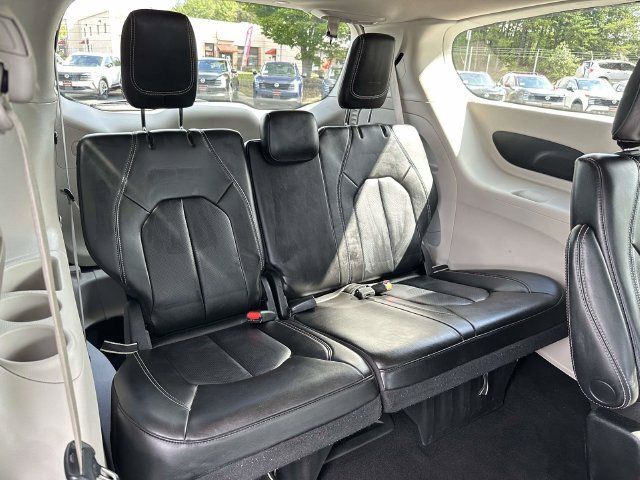 Used 2023 Chrysler Pacifica Touring-L FWD image 12