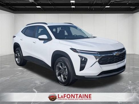 Used 2025 Chevrolet Trax LT FWD image 7