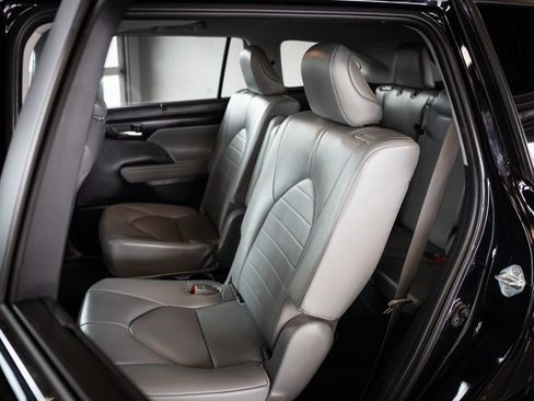 Used 2023 Toyota Highlander XLE AWD/4WD image 12