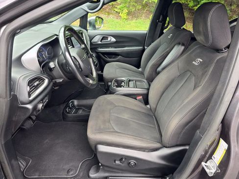Used 2021 Chrysler Pacifica Touring w/ S Appearance Package FWD image 12