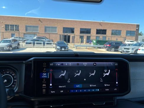 Used 2025 Jeep Wrangler Unlimited Sahara AWD/4WD image 17