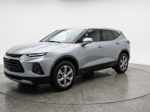 Used 2025 Chevrolet Blazer LT FWD image 2