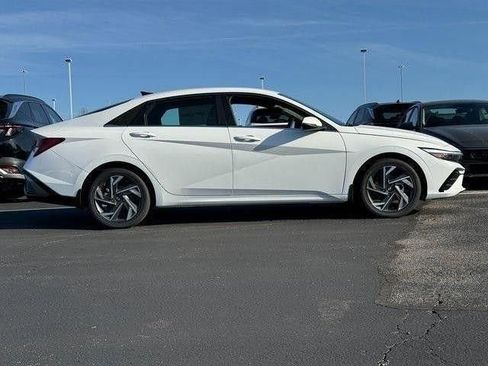 Used 2025 Hyundai Elantra Limited FWD image 2
