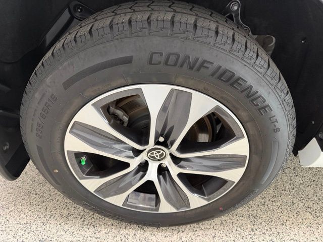 Used 2023 Toyota Highlander XLE AWD/4WD image 11