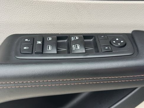 Used 2017 Chrysler Pacifica Touring-L w/ Tire & Wheel Group image 32