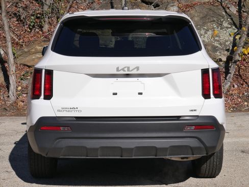 Used 2023 Kia Sorento LX image 5