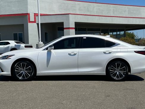 Used 2025 Lexus ES 300h w/ Premium Package FWD image 9