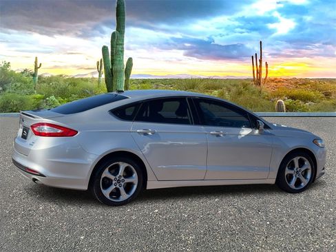 Used 2016 Ford Fusion SE image 4