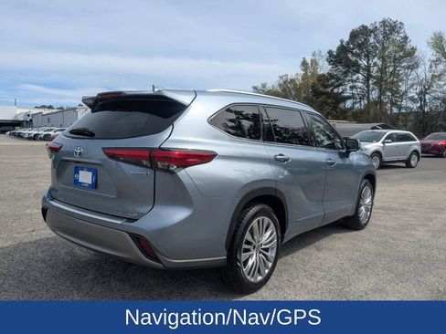 Used 2023 Toyota Highlander Platinum FWD image 4