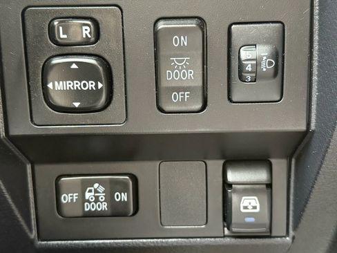 Used 2016 Toyota Tundra SR5 w/ SR5 Upgrade Package image 22