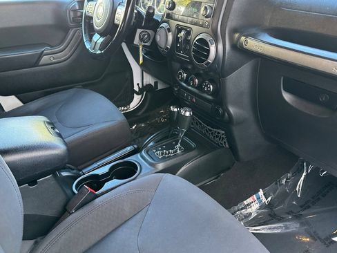 Used 2018 Jeep Wrangler Unlimited Sport S AWD/4WD image 16