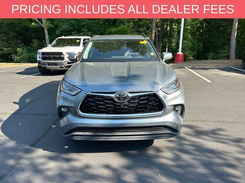 Used 2021 Toyota Highlander Limited FWD image 2