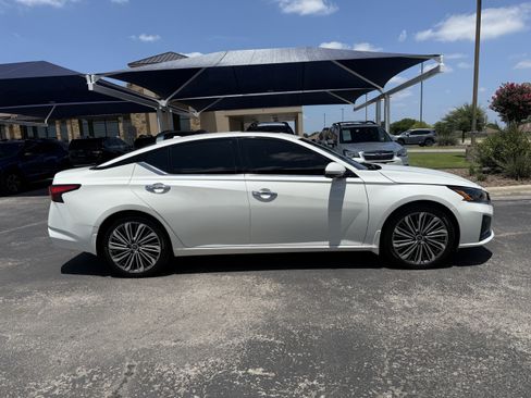 Used 2025 Nissan Altima 2.5 SL FWD image 8