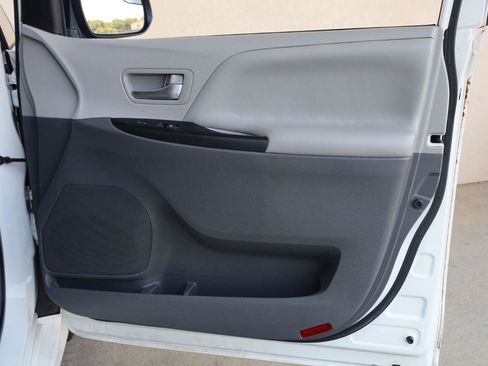 Used 2020 Toyota Sienna LE FWD image 17