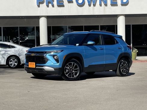 Used 2025 Chevrolet TrailBlazer LT image 2