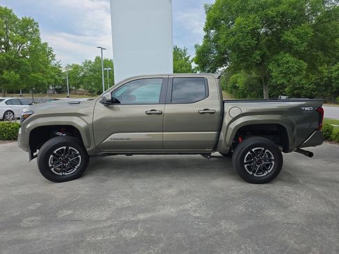 Used 2025 Toyota Tacoma TRD Sport AWD/4WD image 8
