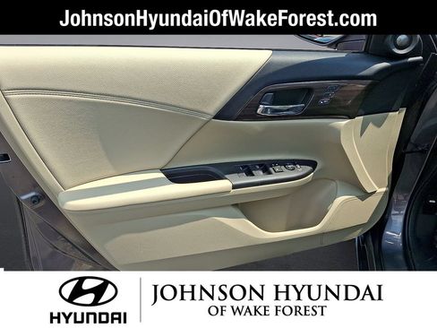 Used 2017 Honda Accord Touring image 10