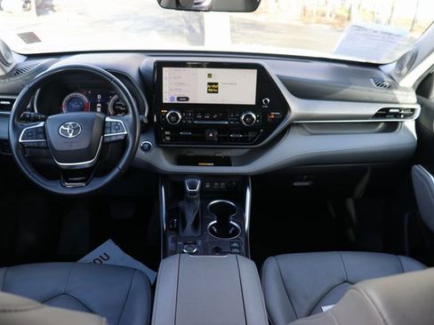 Used 2023 Toyota Highlander L image 17