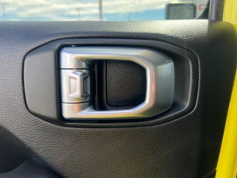 Used 2023 Jeep Wrangler Unlimited Sahara AWD/4WD image 36