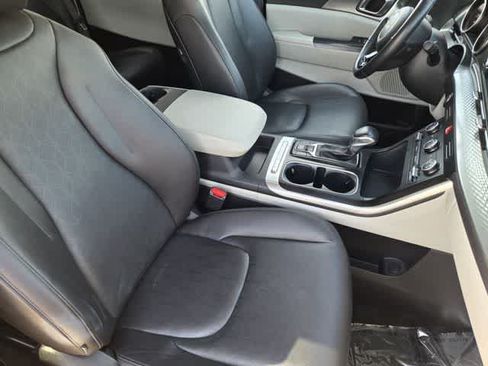 Used 2024 Kia Carnival LX FWD image 15