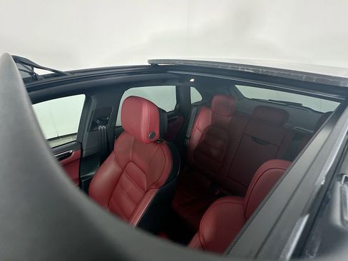 Certified 2025 Porsche Macan image 14