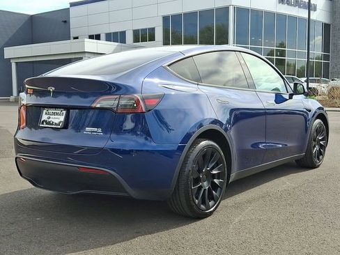 Used 2024 Tesla Model Y Long Range AWD/4WD image 7