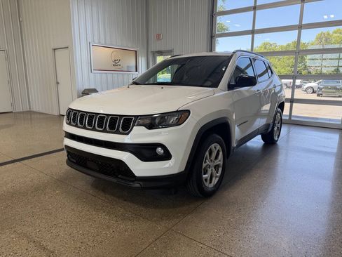 Used 2024 Jeep Compass Latitude AWD/4WD image 2