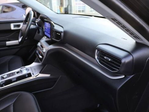 Used 2022 Ford Explorer XLT w/ Equipment Group 202A image 10
