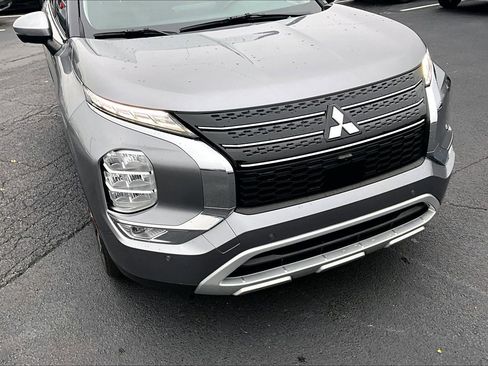 Used 2022 Mitsubishi Outlander SE image 3