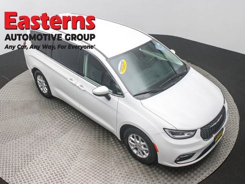 Used 2023 Chrysler Pacifica Touring-L image 3