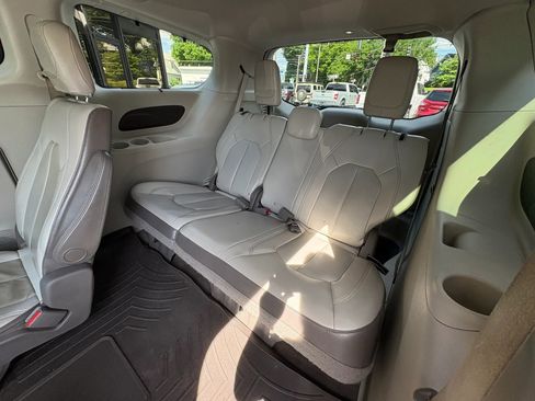 Used 2019 Chrysler Pacifica Touring-L FWD image 15