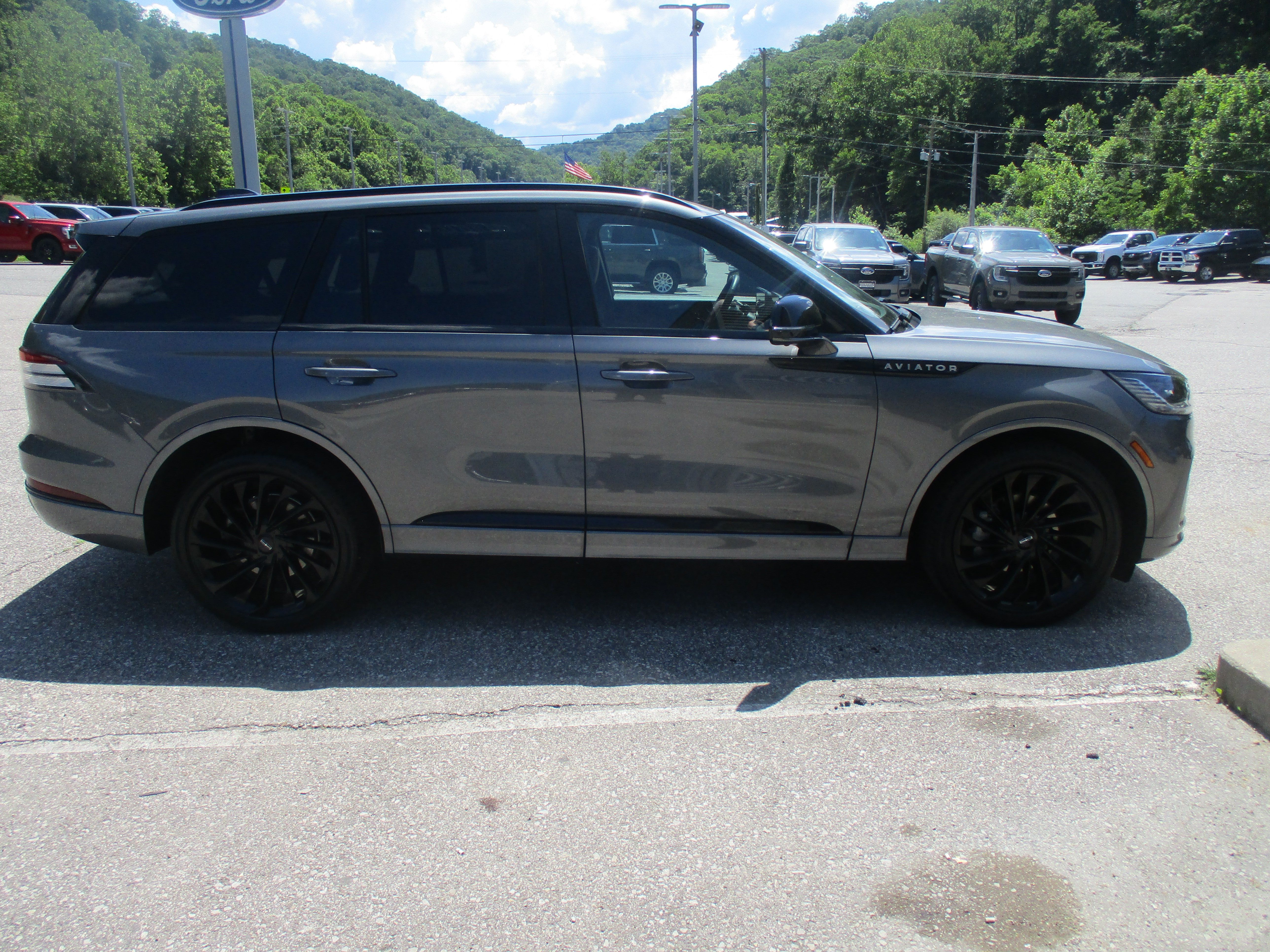 Used 2025 Lincoln Aviator Reserve w/ Equipment Group 201A AWD/4WD image 3