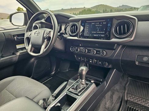 Used 2019 Toyota Tacoma TRD Off-Road w/ Technology Package AWD/4WD image 11