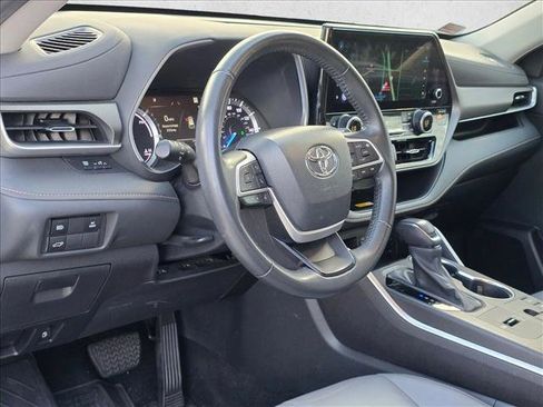 Used 2023 Toyota Highlander Bronze Edition AWD/4WD image 11