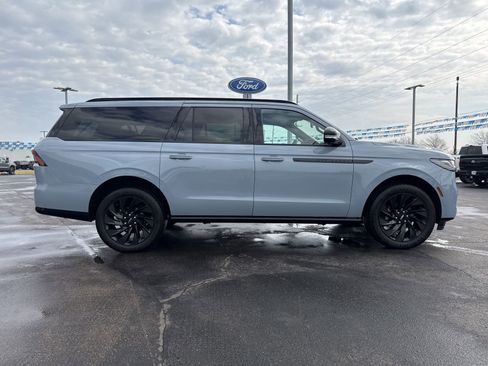 Used 2025 Lincoln Navigator L Reserve w/ Jet Appearance Package image 4
