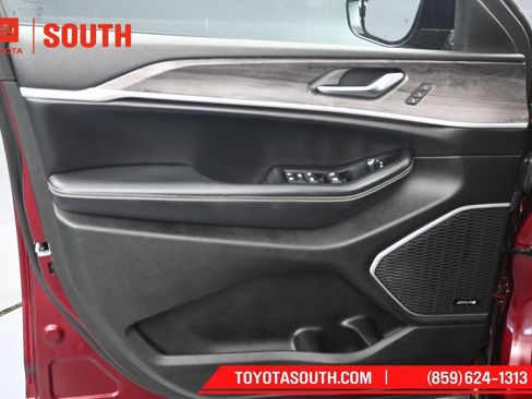 Used 2023 Jeep Grand Cherokee Limited AWD/4WD image 22