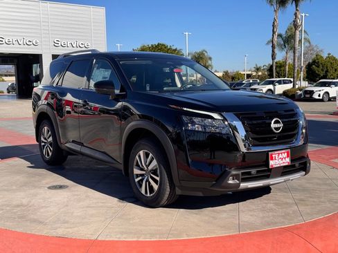 New 2025 Nissan Pathfinder SL image 2