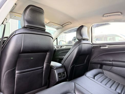 Used 2018 Ford Fusion SE w/ Equipment Group 602A FWD image 17