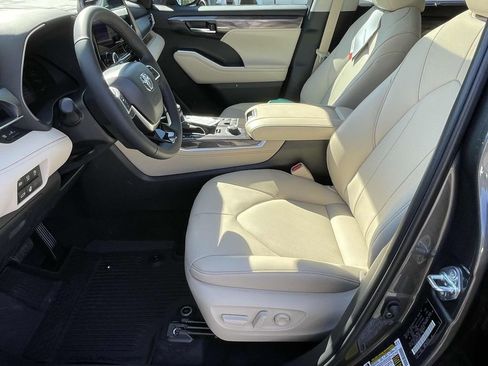 New 2025 Toyota Highlander Limited image 13