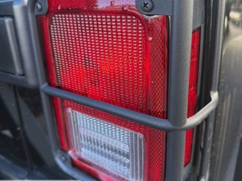 Used 2018 Jeep Wrangler Unlimited Rubicon image 16