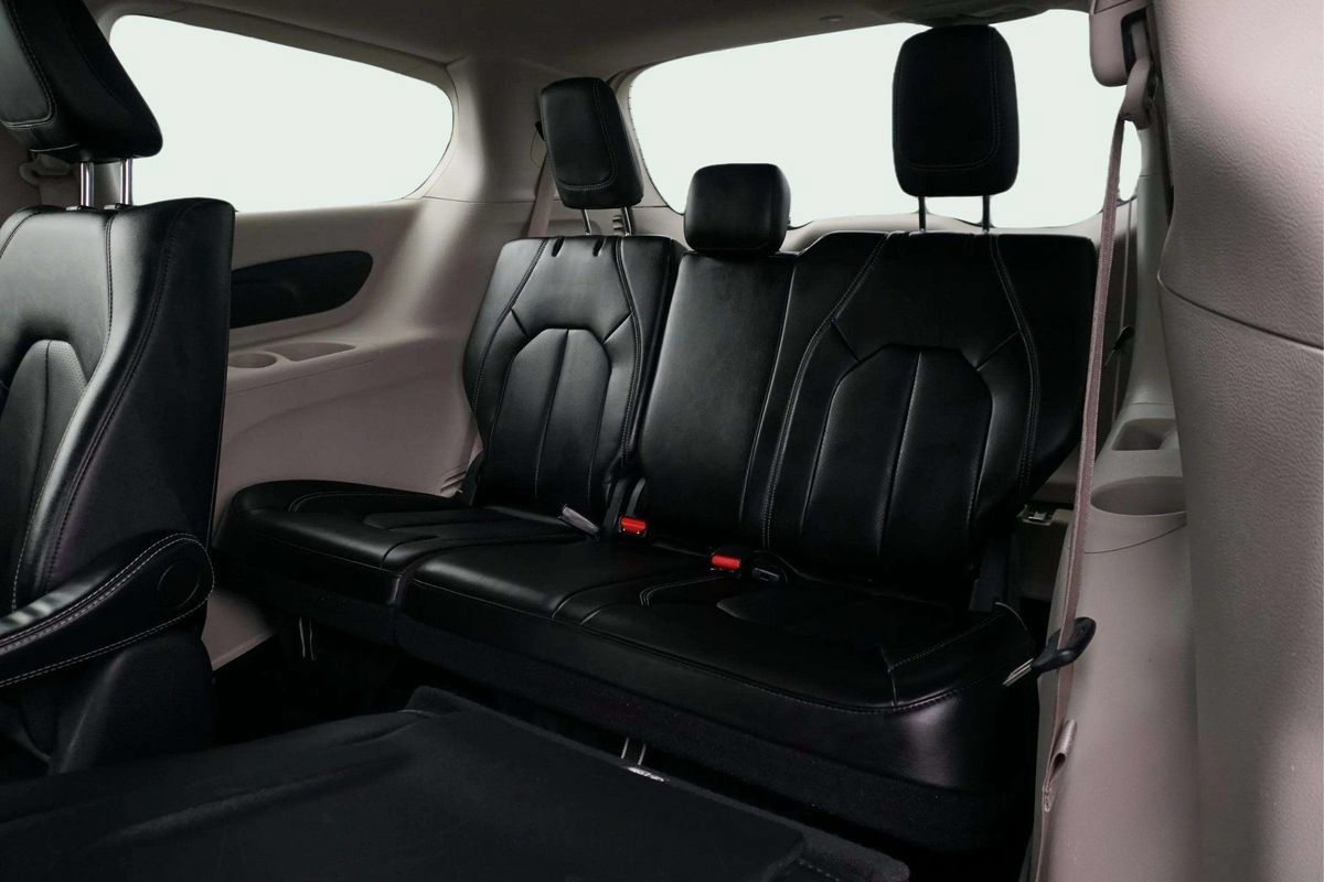 Used 2023 Chrysler Pacifica Touring-L FWD image 20