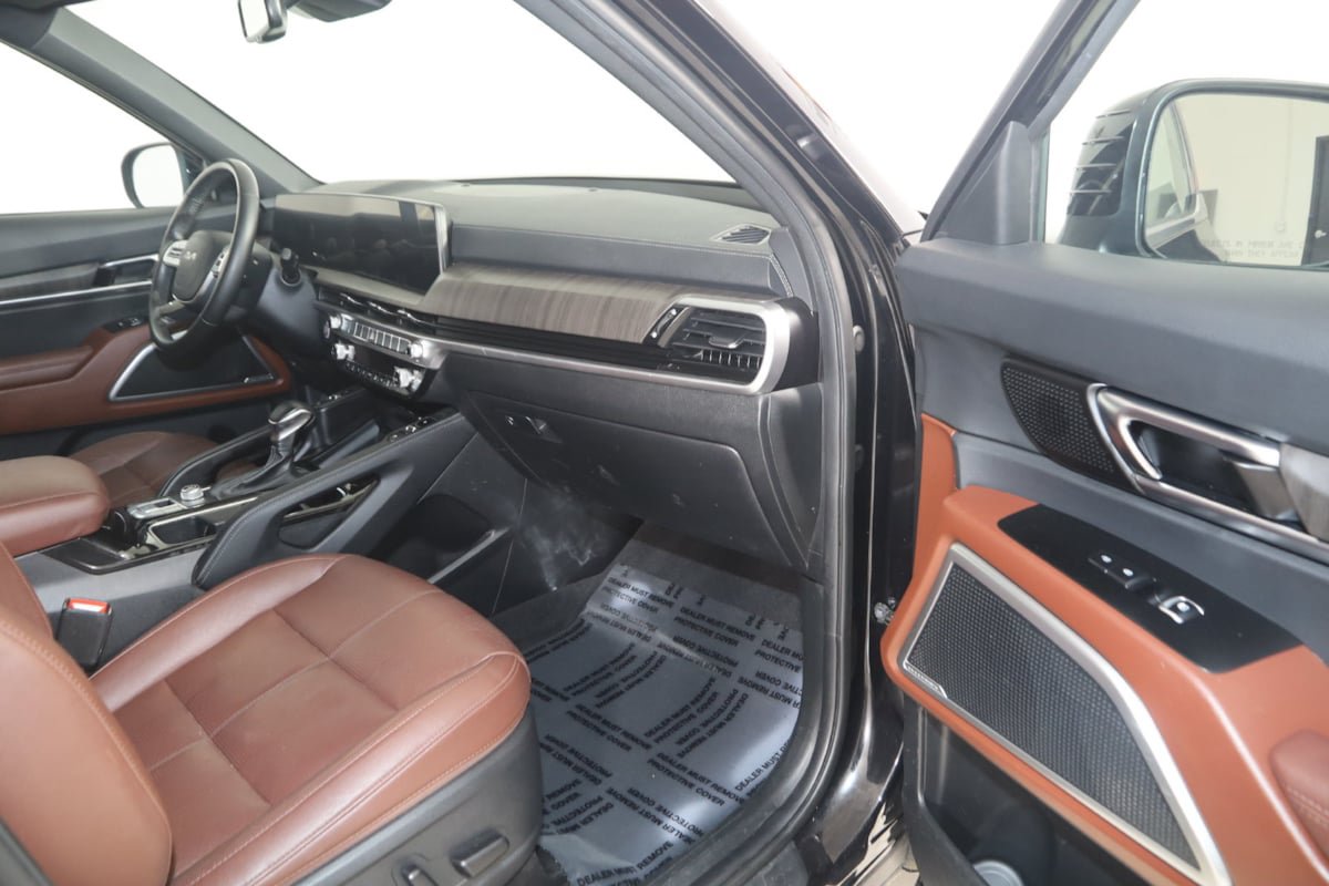 Used 2024 Kia Telluride EX w/ EX Captain's Chair Package FWD image 44
